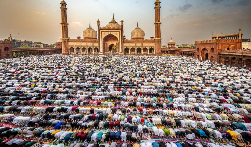 1 © Thorge Berger - Magisches Indien - Gläubige beim Gebet in Delhi Thorge Berger: Magisches Indien