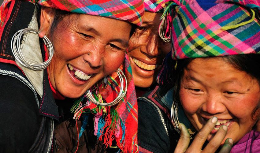 7 Hmong Frauen am Markt von Sapa